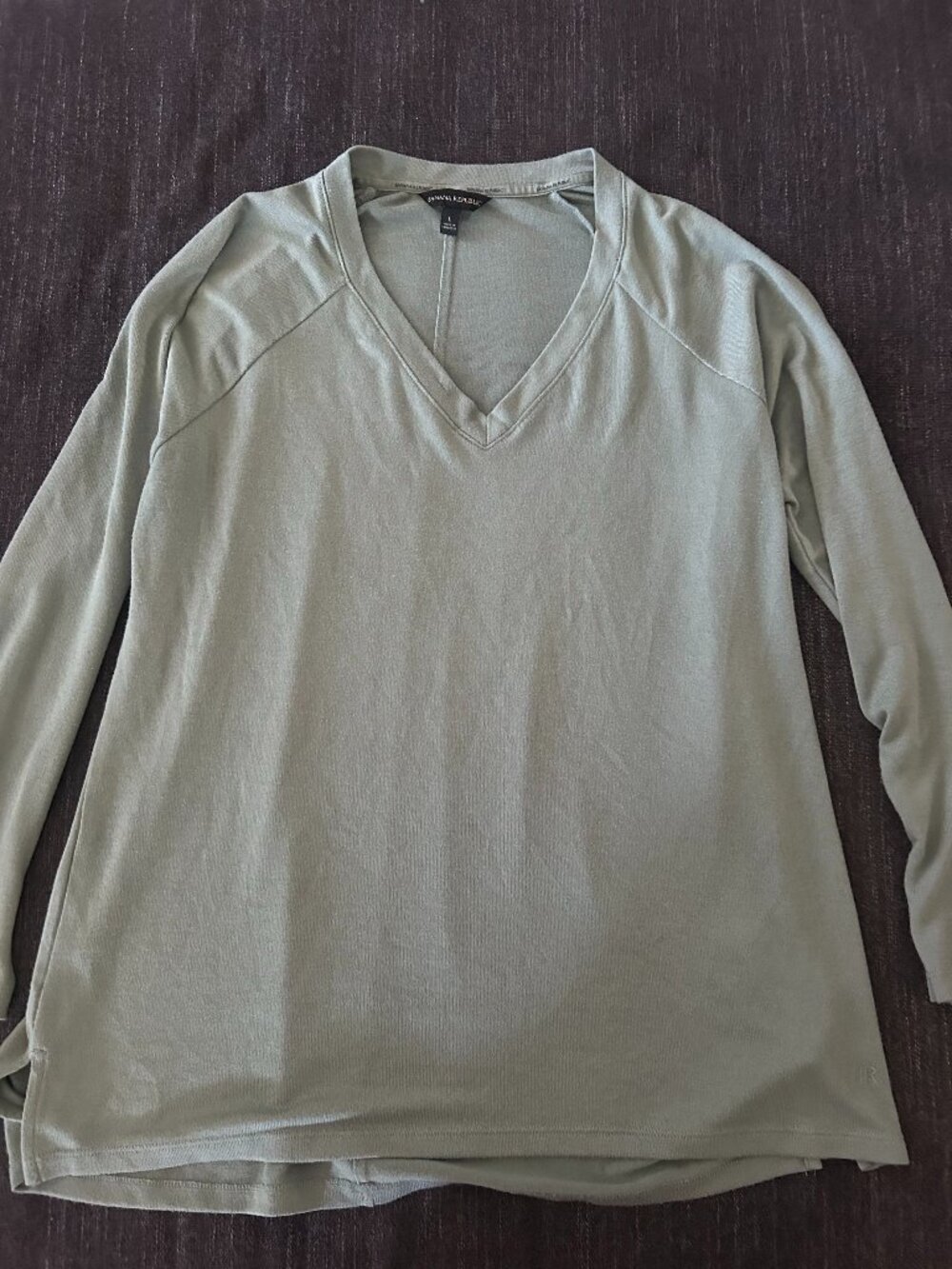 Banana Republic Women's Sage Green V-Neck Long Sleeve Lightweight Top Size Large